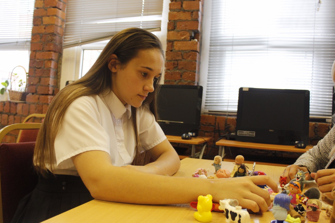 School girl concentrating with psychologist.