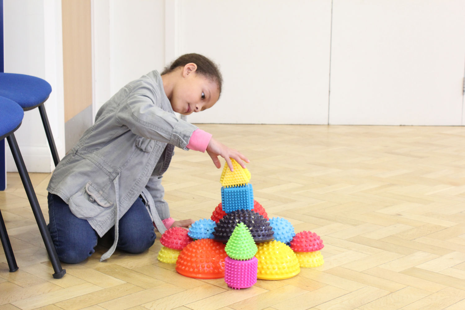 Young client stacking blocks.